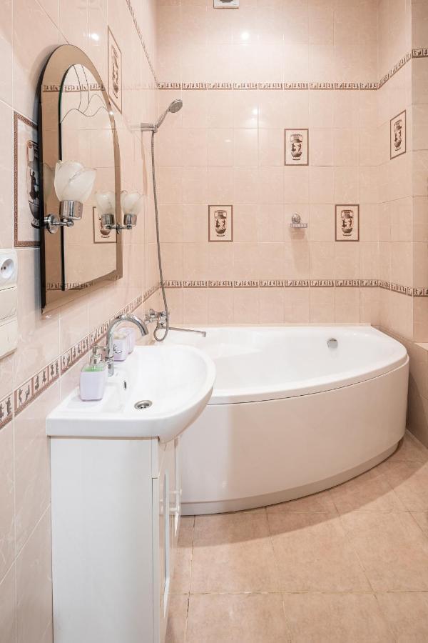 3 Bedrooms Royal Italian Style In An Austrian Building, Parking, Balcony Lemberg Exterior foto
