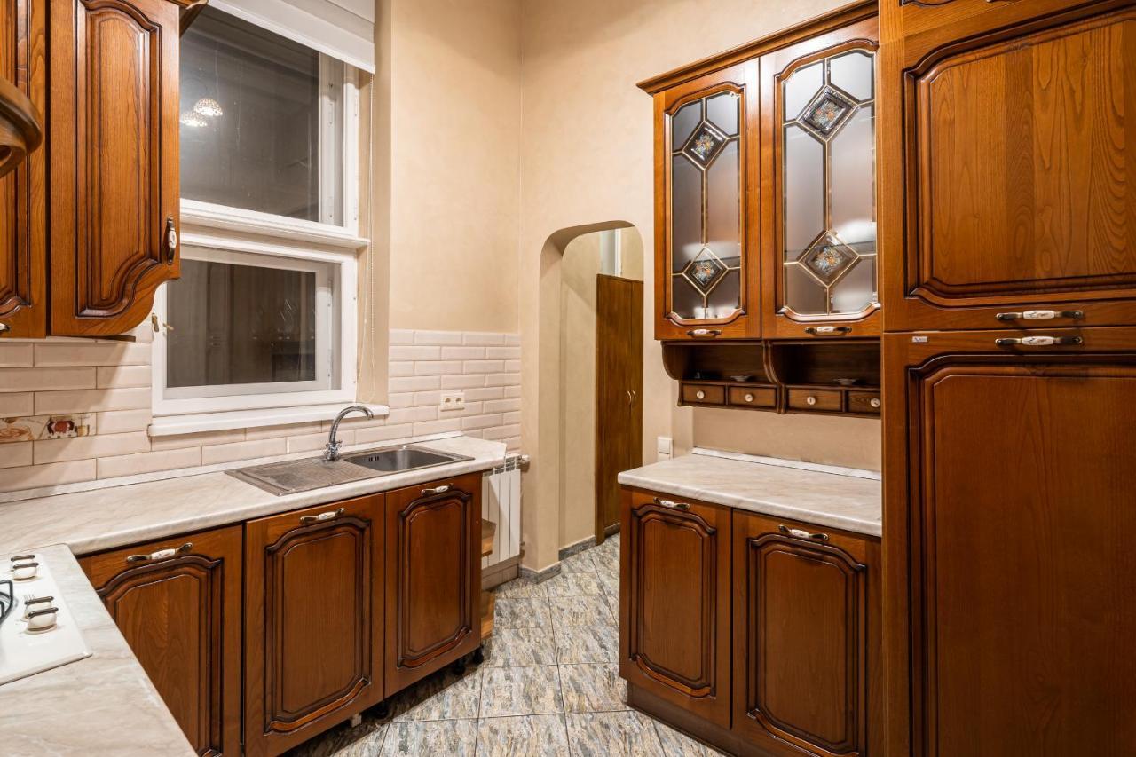 3 Bedrooms Royal Italian Style In An Austrian Building, Parking, Balcony Lemberg Exterior foto