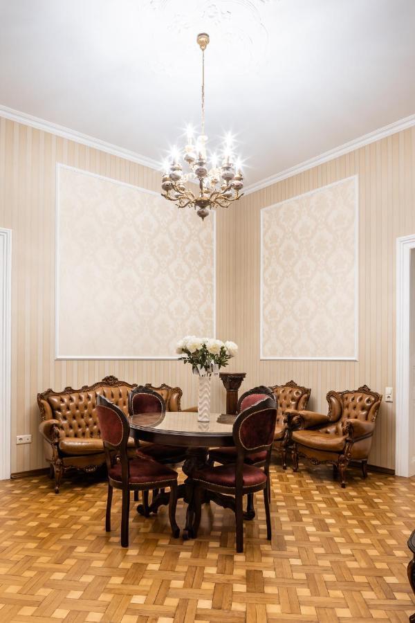 3 Bedrooms Royal Italian Style In An Austrian Building, Parking, Balcony Lemberg Exterior foto