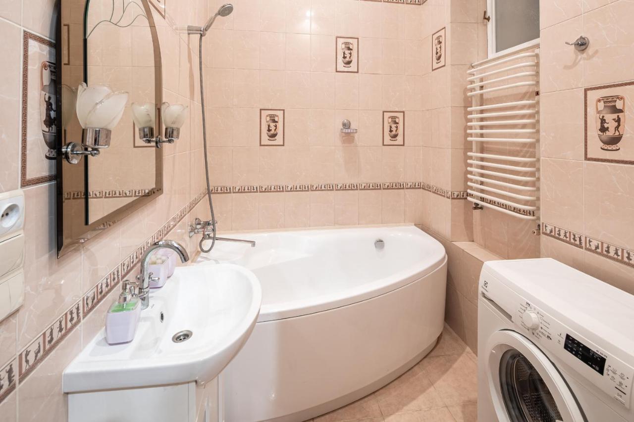 3 Bedrooms Royal Italian Style In An Austrian Building, Parking, Balcony Lemberg Exterior foto